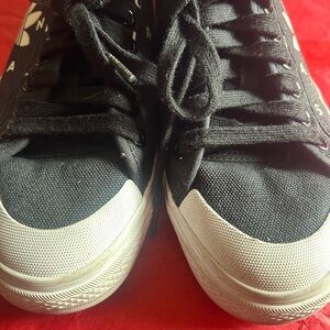 Adidas Black and White Sneakers Classic Low-Top Design small stain size 9 ladies